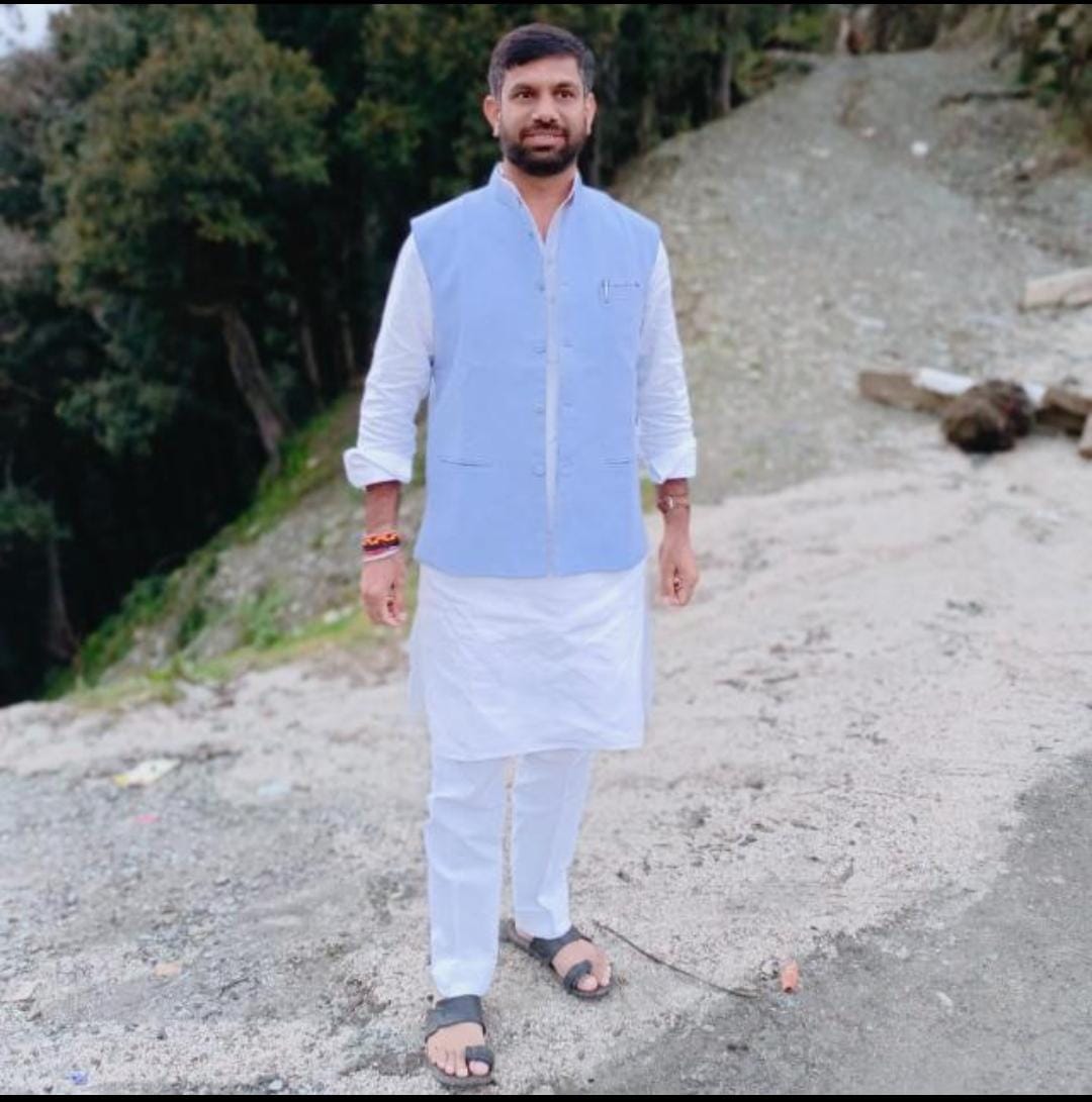 ये तस्वीर भाजपा नेता और मुरादाबाद विकास प्राधिकरण के नामित सदस्य राजू कालरा की है।