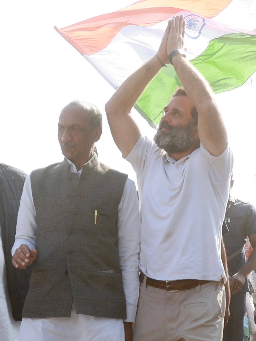 यात्रा के दौरान बड़ी संख्या में लोग राहुल का स्वागत करने पहुंचे। राहुल से हाथ उठाकर सभी का अभिवादन किया।