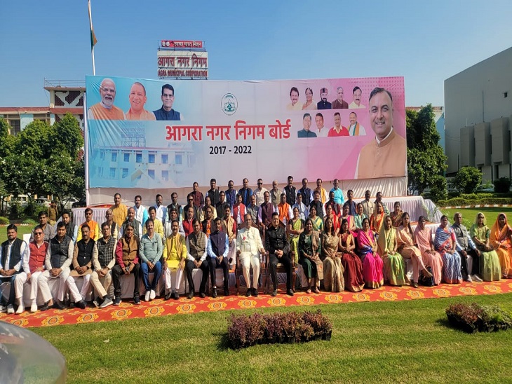 नगर निगम परिसर में मेयर नवीन जैन, नगर आयुक्त निखिल टी फुंडे एवं नगर निगम के पार्षदगण आखिरी अधिवेशन के मौके पर सामूहिक फोटो कराते हुए।