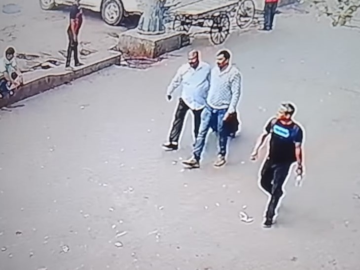 CCTV में दिखे शातिर।