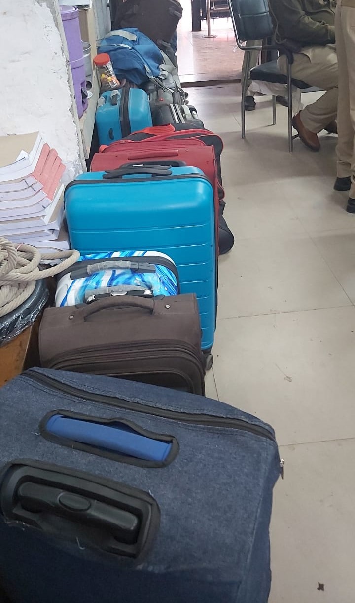 गैंग के पास से मिले चोरी किए गए ट्रॉली बैग।