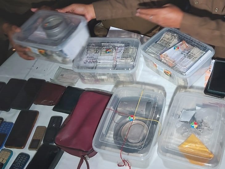 चोरों के पास से बरामद मोबाइल और अन्य सामान।