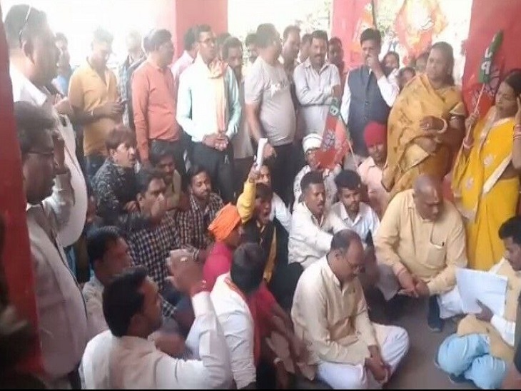 भाजपा जिलाध्यक्ष के साथ चक्का जाम करने बैठे भाजपाई