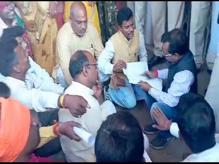 सिपाही की बर्खास्तगी और विधायक के जन्मदिन मामले की जांच का ज्ञापन सौंपते भाजपा नेता