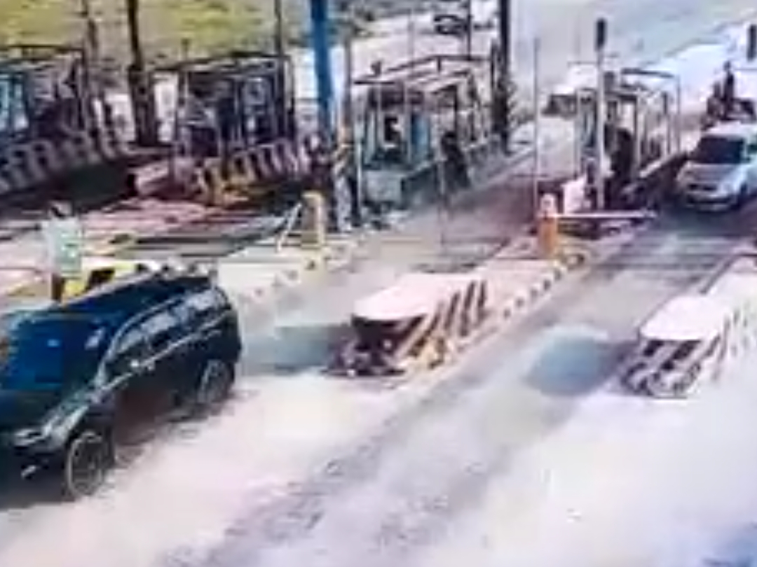 टोल प्लाजा का गेट तोड़कर निकलती गाड़ी।