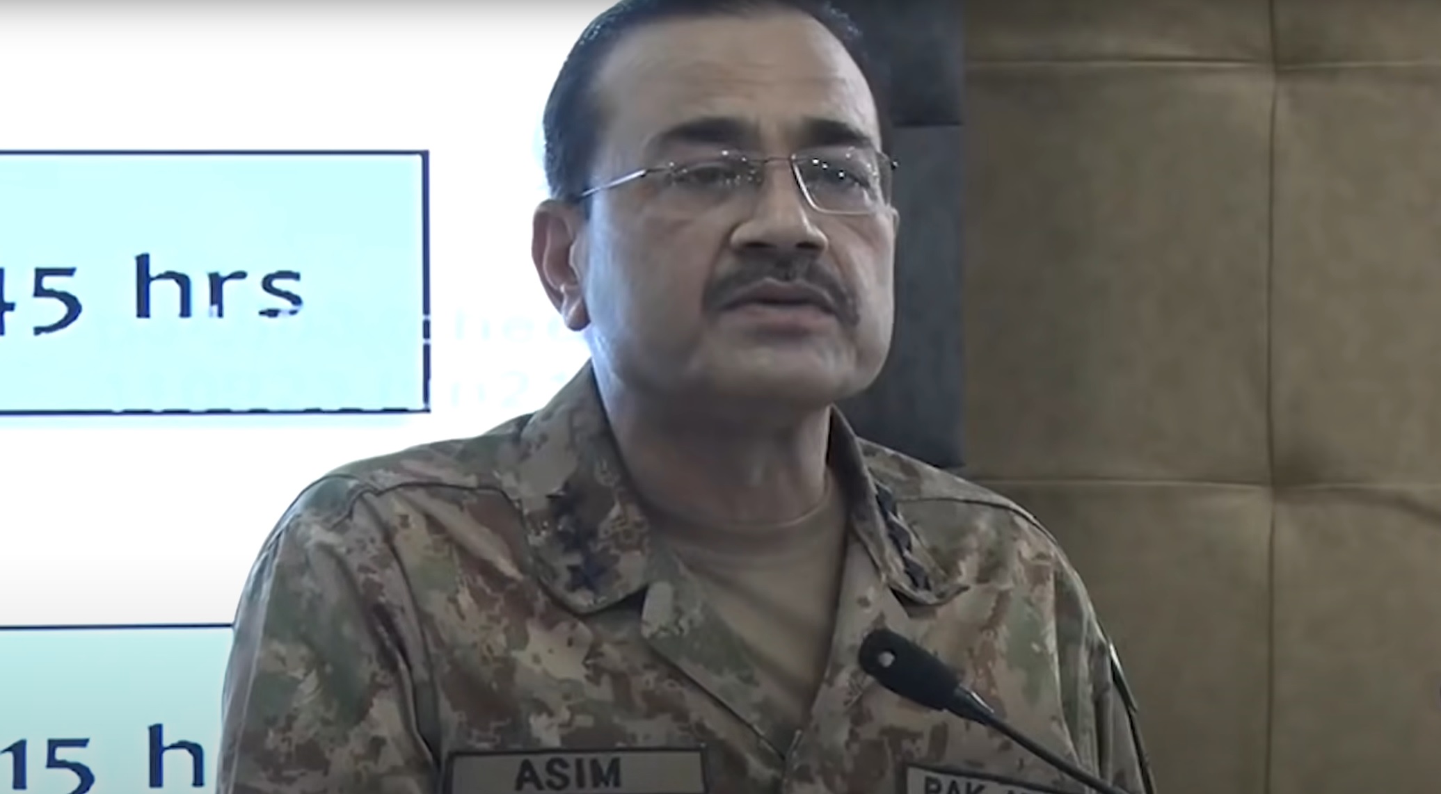 फ्रंटियर फोर्स रेजीमेंट के जनरल मुनीर सबसे सीनियर थ्री स्टार जनरल हैं। वे जनरल बाजवा के फेवरेट हैं। उन्होंने जनरल बाजवा के अधीन ब्रिगेडियर के तौर पर काम किया है।