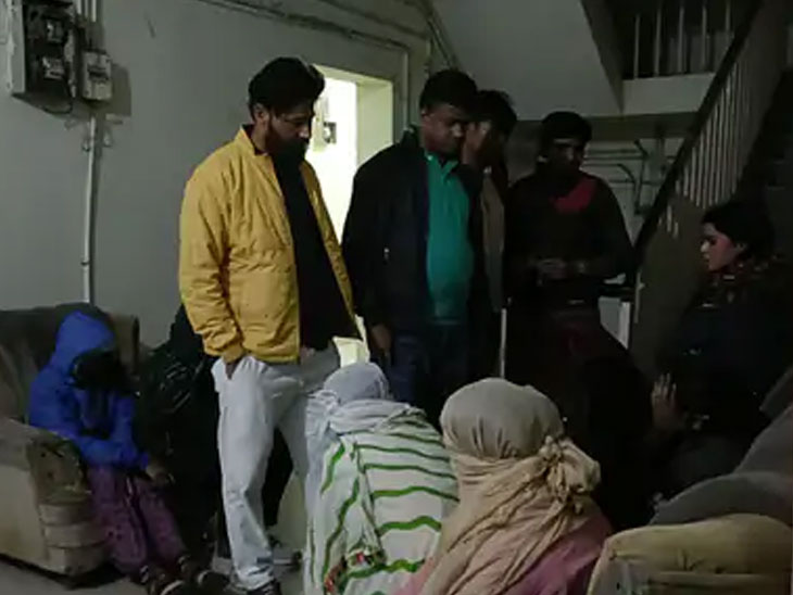 गर्दनीबाग इलाके में छापे में मिलीं लड़कियां।