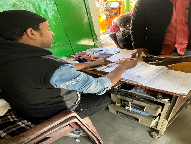 फाइल में विभागीय वसूली, पर कुर्सी पर बैठे ठेकेदार के लोग पैसा लेकर काट रहे टोकन - Dainik Bhaskar