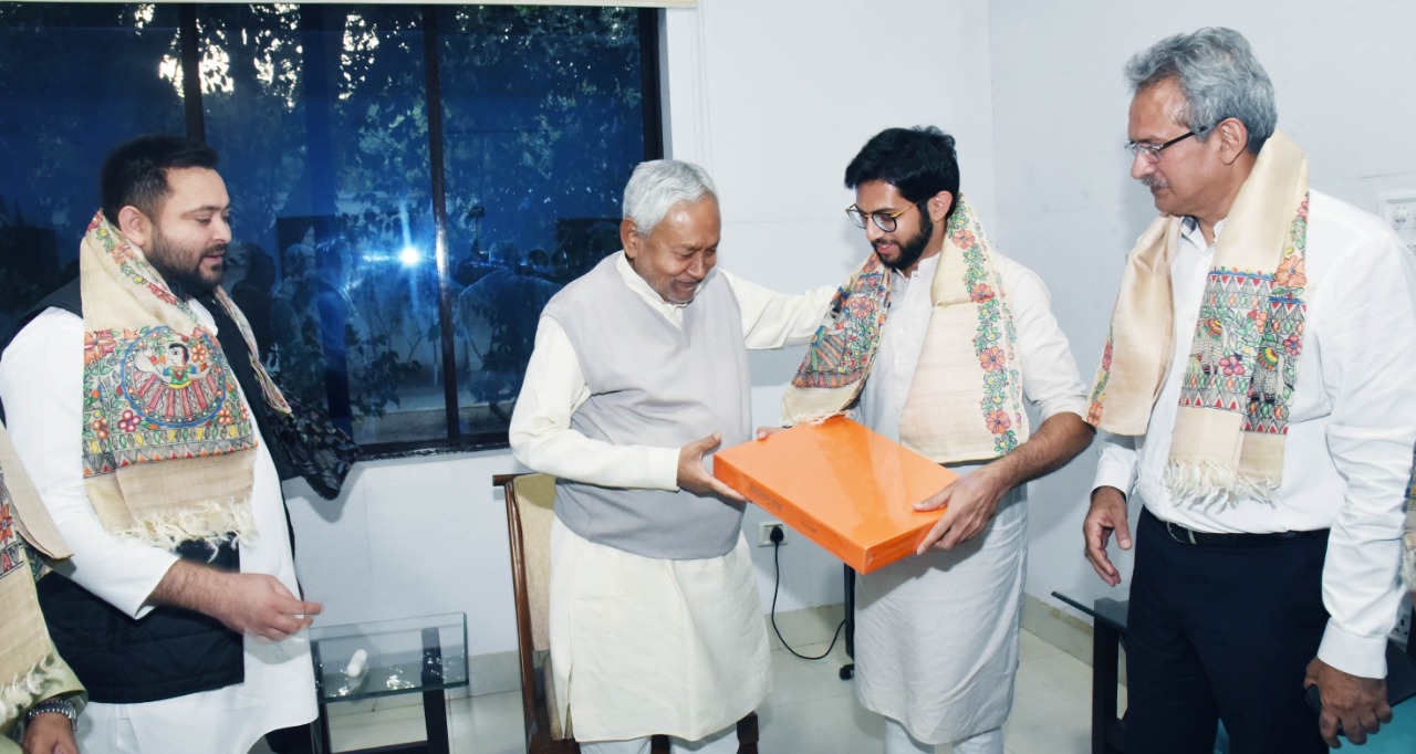 मुख्यमंत्री नीतीश कुमार ने आदित्य ठाकरे का स्वागत किया।