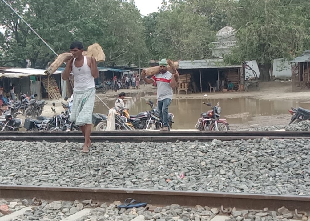 घाट के आसपास सैकड़ों दुकाने हैं।