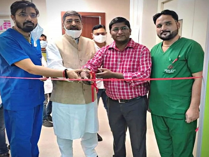 इस फोटो में कुर्ता-पाजामा पहने हुए पूर्व मंत्री और सपा नेता वीरेंद्र सिंह अपने बेटे डॉ. अभिषेक के साथ उनके हॉस्पिटल में हैं। (फाइल फोटो)