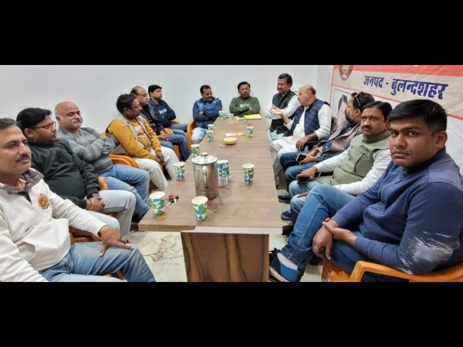 उद्योग व्यापार प्रतिनिधि मंडल की बैठक में शामिल लोग।