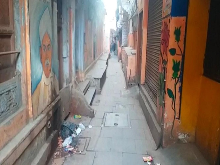वाराणसी में कई दुकानदार अपनी दुकान सुबह 10 बजे खोलते हैं। इसके बाद वह सार्वजनिक स्थान पर कूड़ा फेंक देते हैं। नगर निगम प्रशासन अब ऐसे दुकानदारों से सख्ती से पेश आएगा।