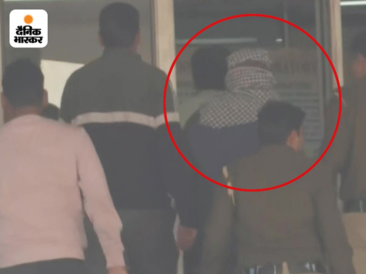 ये तस्वीर रोहिणी के FSL की है। पॉलीग्राफ टेस्ट की प्रोसेस के लिए पुलिस यहां आफताब को दोपहर करीब 1 बजे लेकर आई थी।