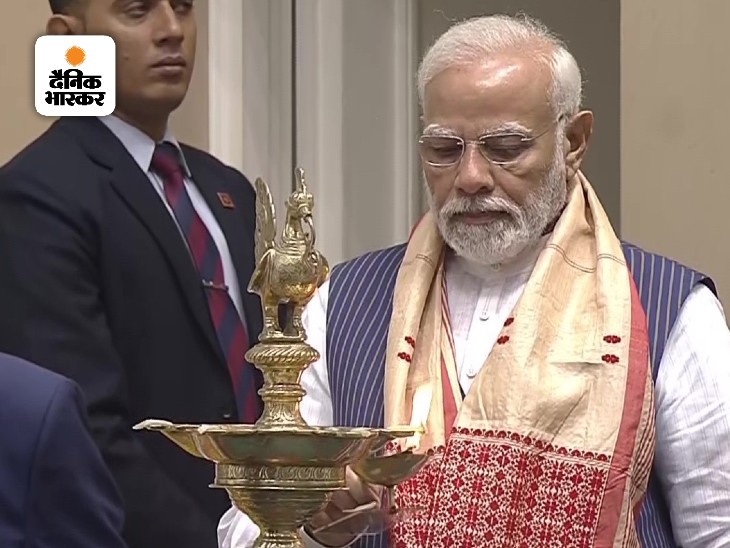 PM मोदी ने वीर लचित की तस्वीर के सामने डीप प्रज्वलित की और उनके साहस को खूब सराहा।