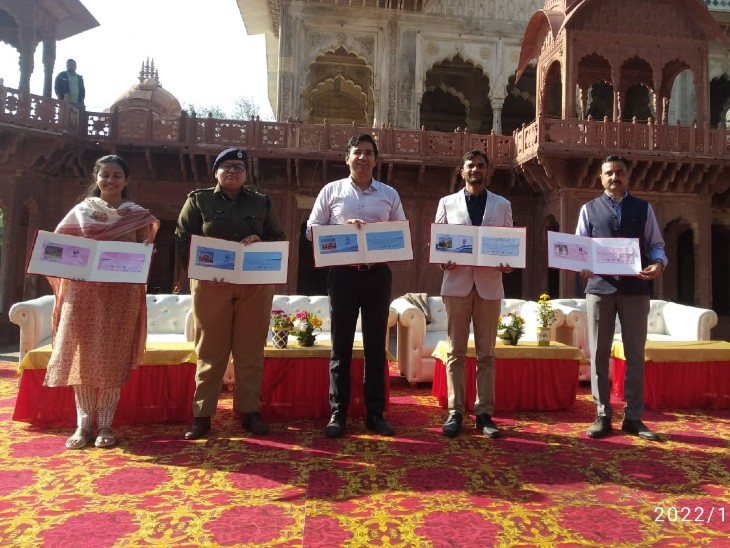 मूसी महारानी की छतरी पर विशेष फोटो पोस्टर का विमोचन करते अधिकारी।