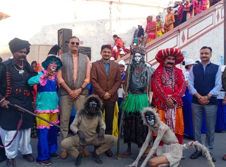 बच्चे इस रूप में नजर आए तो खूब लोगों ने फोटो भी लिए।