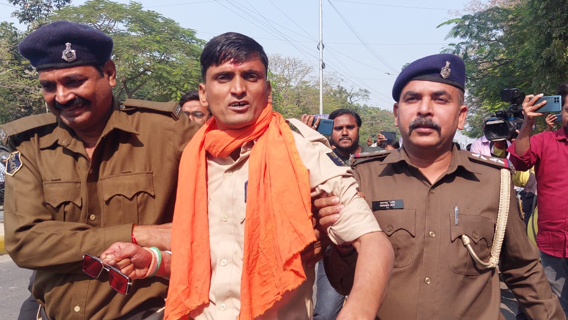 राकेश कुमार यादव को पकड़कर ले जाती पटना पुलिस।