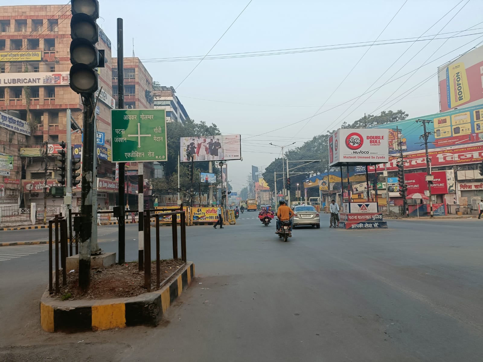 गुरुवार को पटना का न्यूनतम तापमान 12.1 डिग्री सेल्सियस दर्ज किया गया है।
