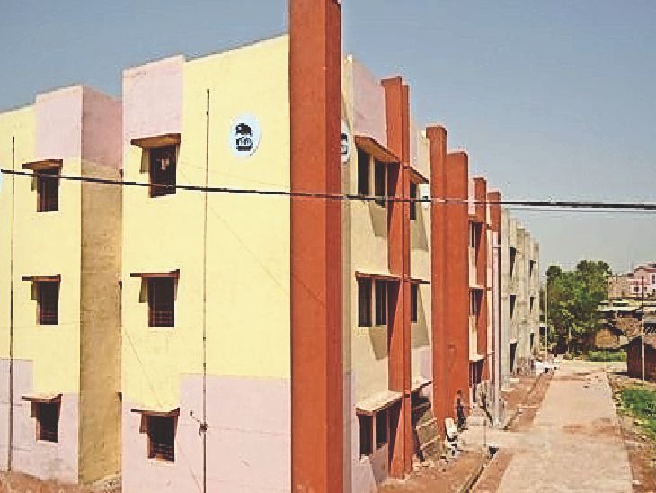 सरकारी आवासों की कमी।