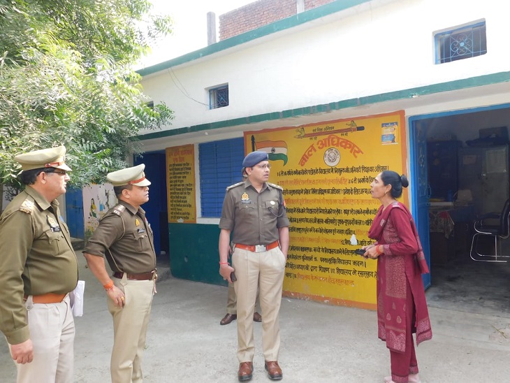 मतदान केन्द्र पर सुरक्षा का जायजा लेते SSP विनीत जयसवाल।