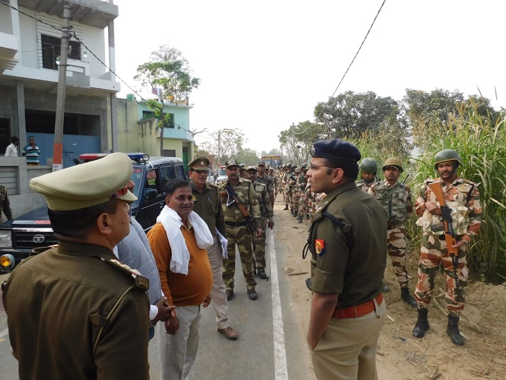 फोर्स के साथ स्थलीय स्थिति का जायजा लेते एसएसपी।