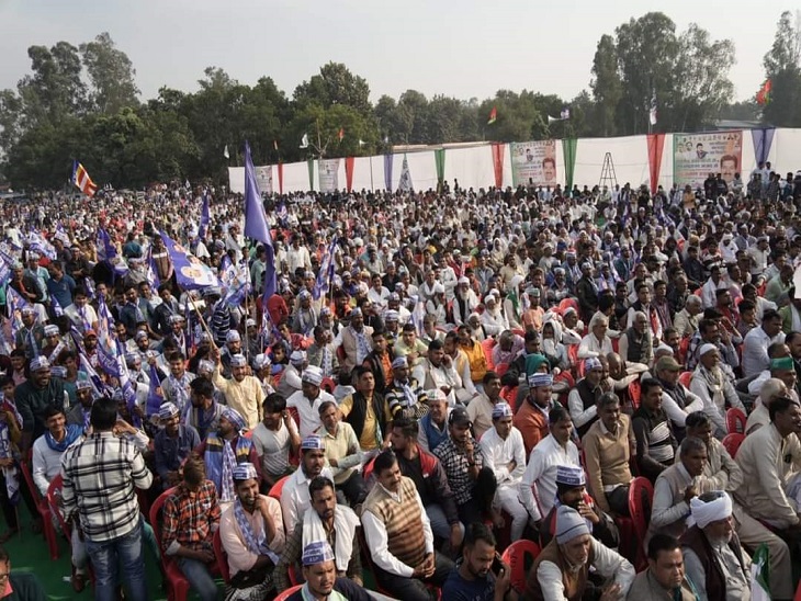 रालोद प्रत्याशी के समर्थन आयोजित जनसभा में मौजूद लोग।