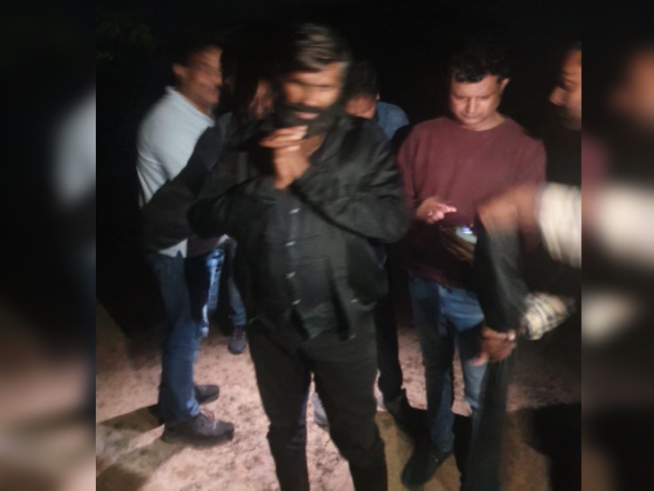 जंगल में हुए शॉर्ट एनकाउंटर के बाद गुड्डा गुर्जर पकड़ाया था। इस दौरान उसके पैर में गोली लगी थी। (फाइल फोटो)