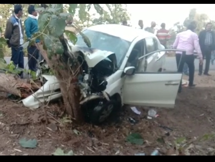 Uncontrolled car collided with a tree, two died on the spot, three ...