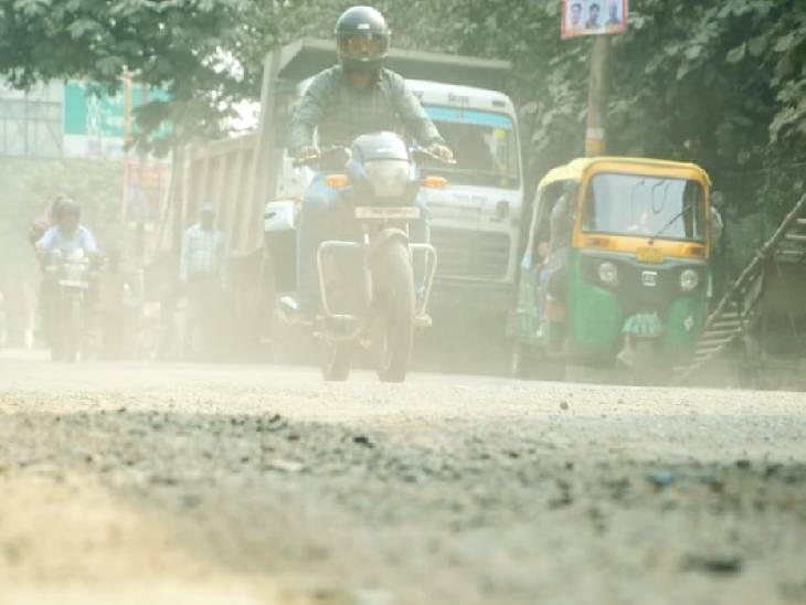 The municipal corporation sprinkles water only where pollution
