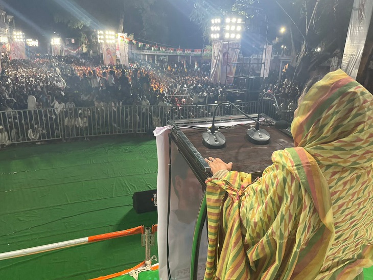 मध्य प्रदेश के महू में भारत जोड़ो यात्रा के दौरान जनसभा को संदेश देते हुए प्रतिभा सिंह