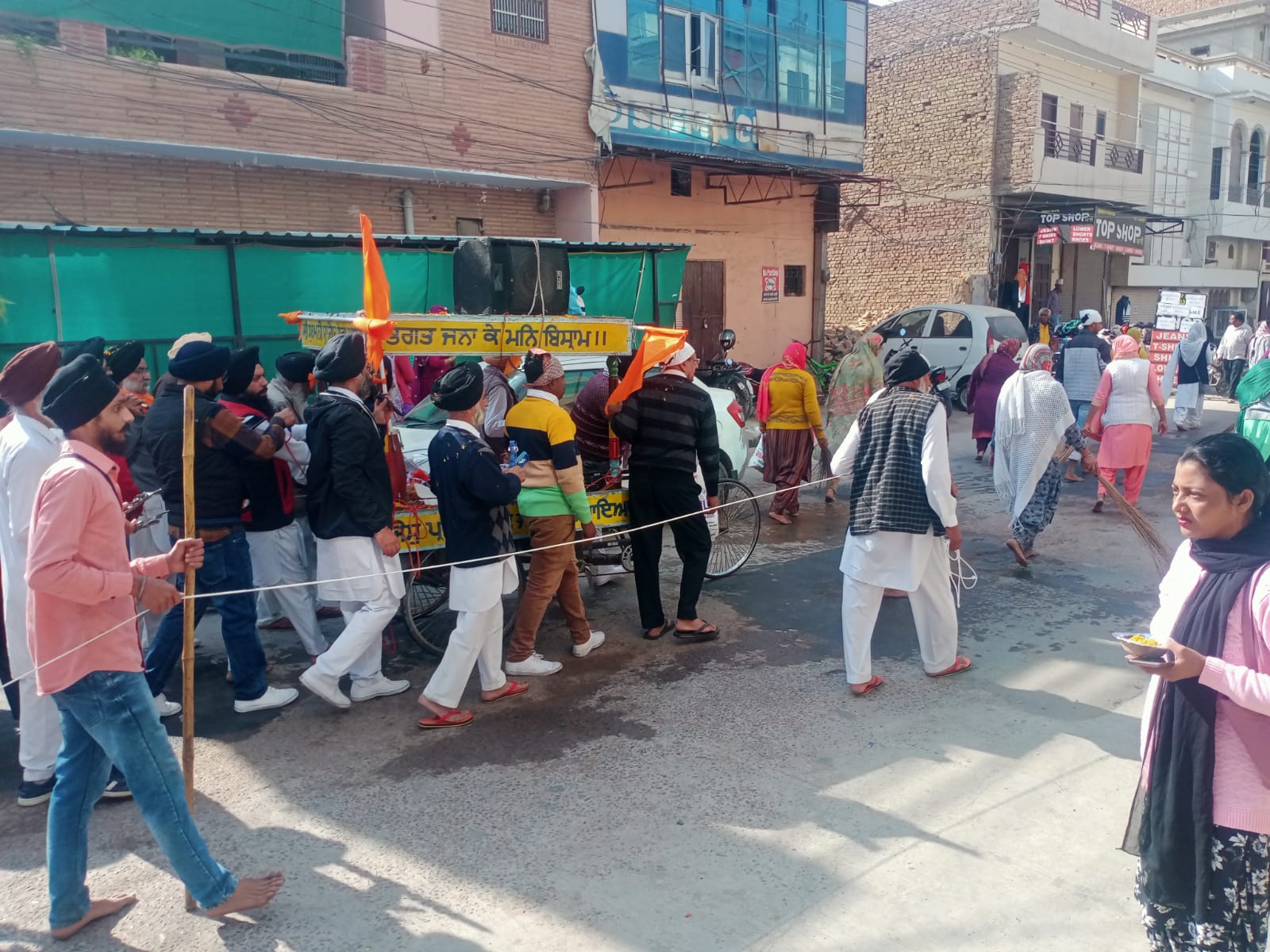 कीर्तन करते श्रद्धालु।