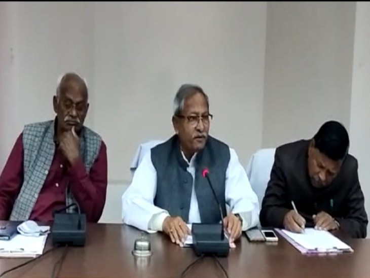 कार्यक्रम के बारे में जानकारी देते कायस्थ पाठशाला के अध्यक्ष चौधरी जितेंद्र नाथ सिंह।