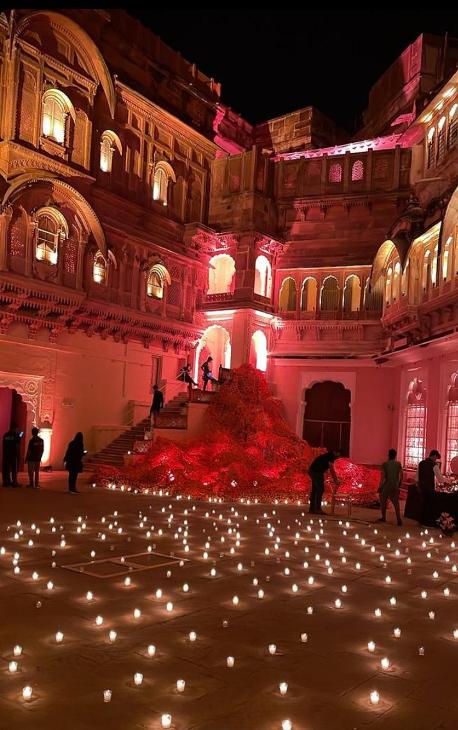 शनिवार को जोधपुर के मेहरानगढ फोर्ट में लाइटिंग से जो डेकोरेशन किया गया था वह फोर्ट की खूबसूरती में चार चांद लगाता नजर आया। लाइट डेकोरेशन में बरादरी में सजी लाइट्स ऐसे लग रही थी जैसे तारे जमीं पर उतर आएं हो।