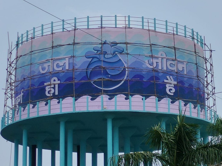 पानी की वह टंकी, जिके वाल्व को रिपेयर किया जाना है।