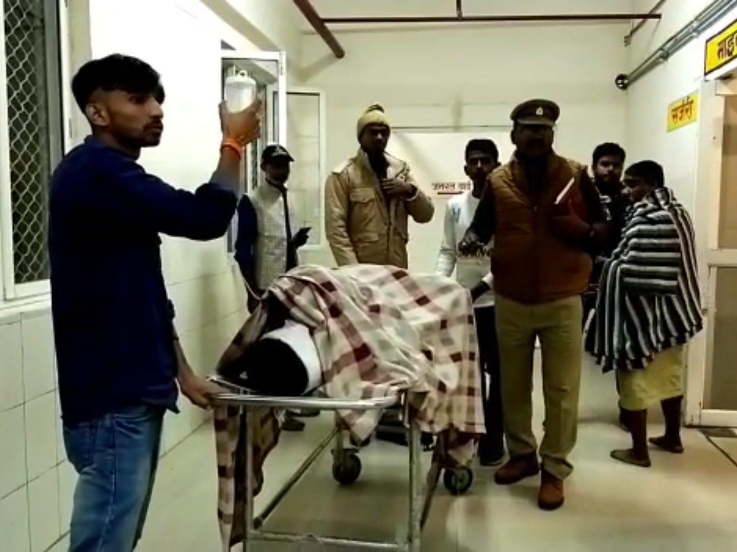 Two students injured in knife attack, referred to Varanasi for treatment in  critical condition | गाजीपुर में छात्रों के दो गुटों में मारपीट: चाकू के  हमले से दो छात्र जख्मी, गंभीर हालत