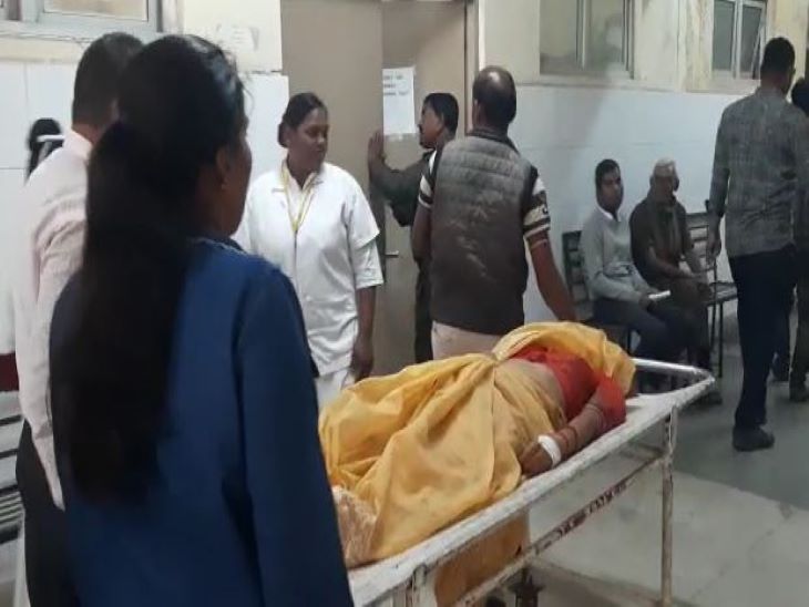 मोर्चरी में शिफ्ट करने के लिए ले जाते हुए।
