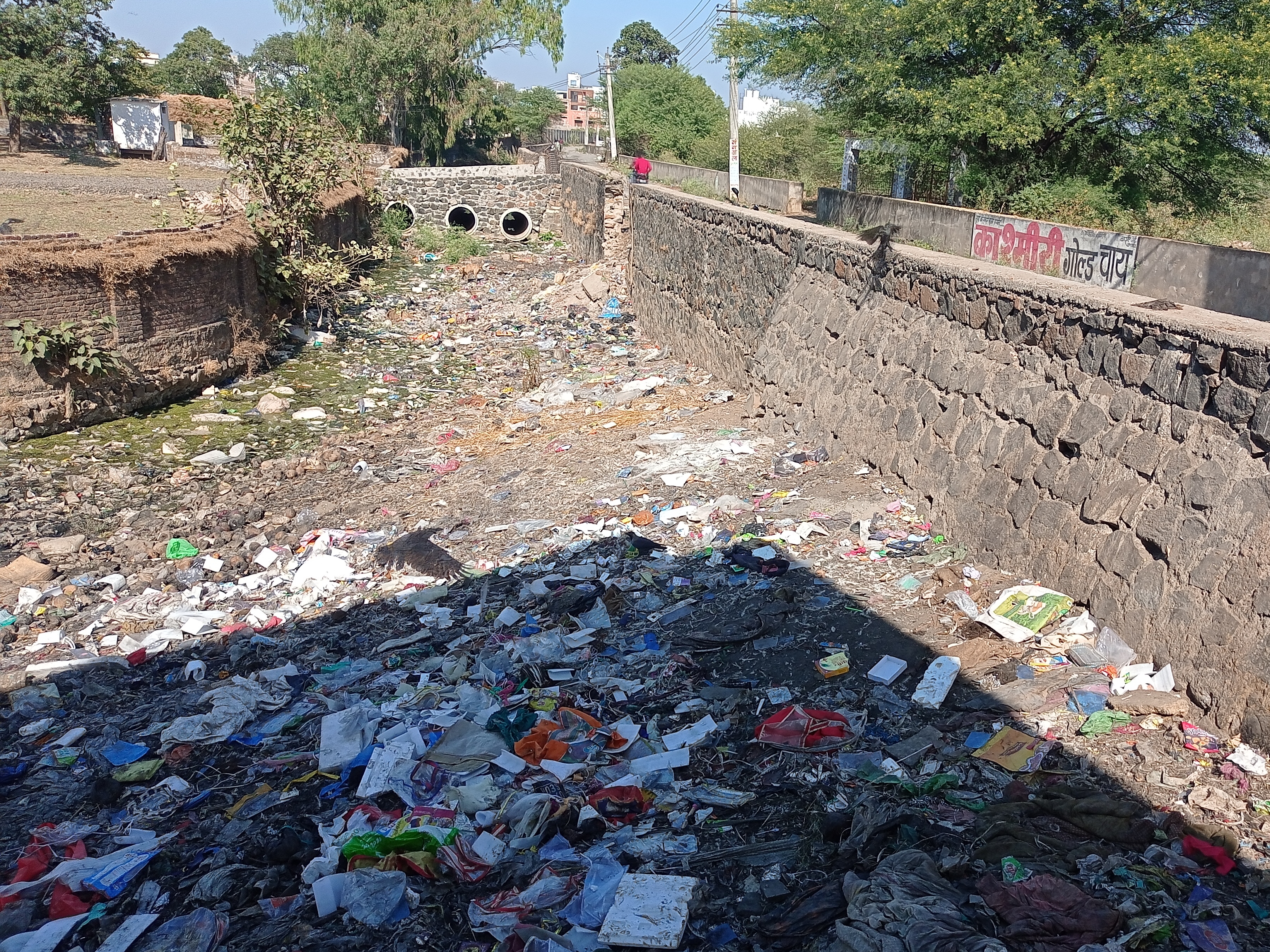 कचरे से अटा नाला