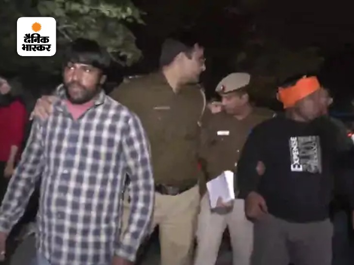 पुलिस ने हमला करने वाले दो लोगों को हिरासत में ले लिया है।
