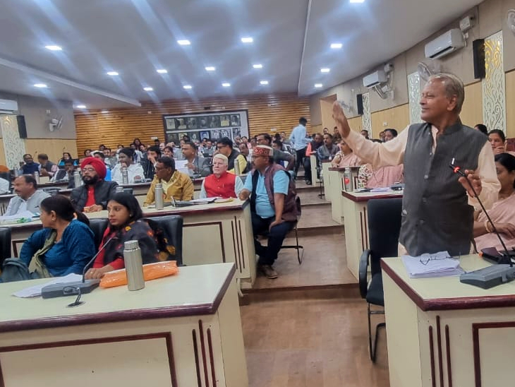 बैठक में ताराचंद जैन ने कांग्रेसी पार्षदों द्वारा निगम से पूछे गए जवाब दिए।