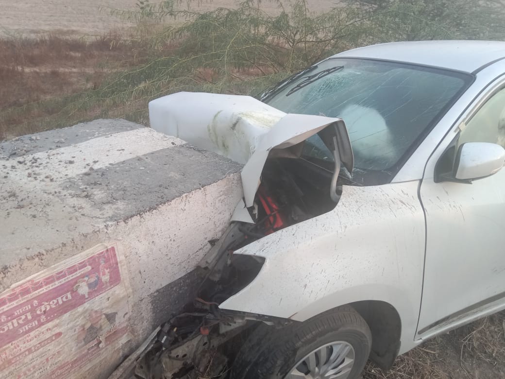सड़क किनारे ब्लॉक से टकराने पर डैमेज कार।