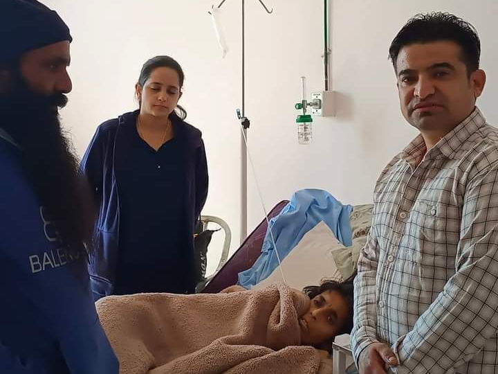 पांवटा के सिविल अस्पताल में भर्ती दिल्ली की मानसिक रोगी महिला के साथ समाजसेवी।