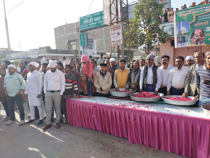 शोभायात्रा पर मुस्लिम समुदाय के लोगों ने फूल बरसाए और जोरदार स्वागत किया।