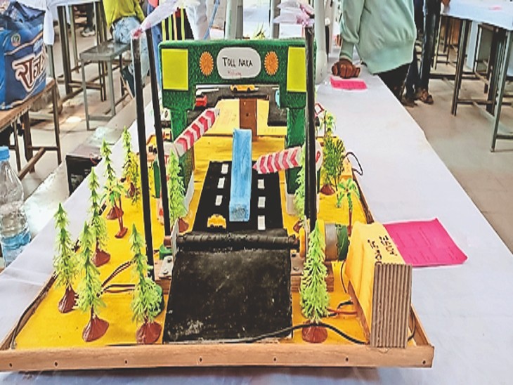Exhibition held at Adarsh Kanya Higher Secondary School, Kawardha, a total of 208 science models