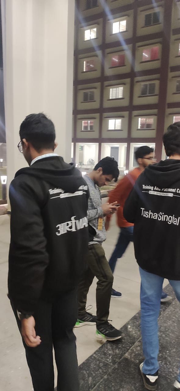 प्लेसमेंट में शामिल छात्रों को उनके प्रिंटेड नेम का जैकेट तैयार किया गया था।
