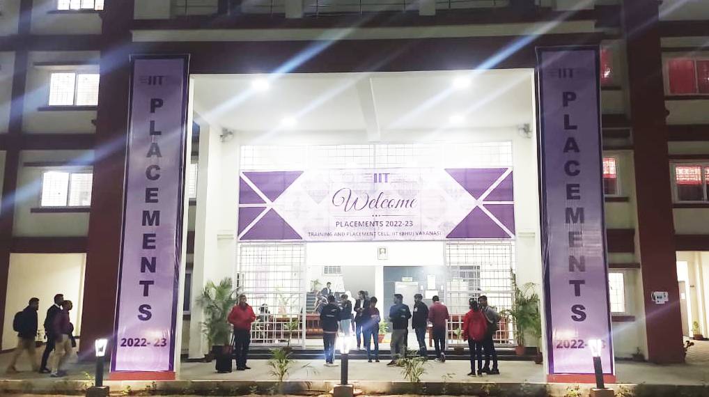 IIT-BHU में रात के 12 बजे धनराजगिरि-2 हॉस्टल में कैंपस प्लेसमेंट शुरू हुआ।