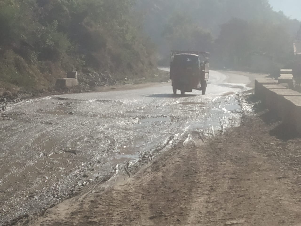 आने-जाने वालों के पास दलदली सड़क