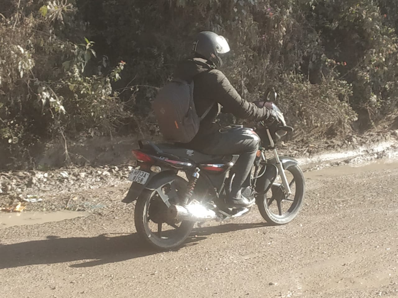 दलदली सड़क से ट्रंक वाहन।