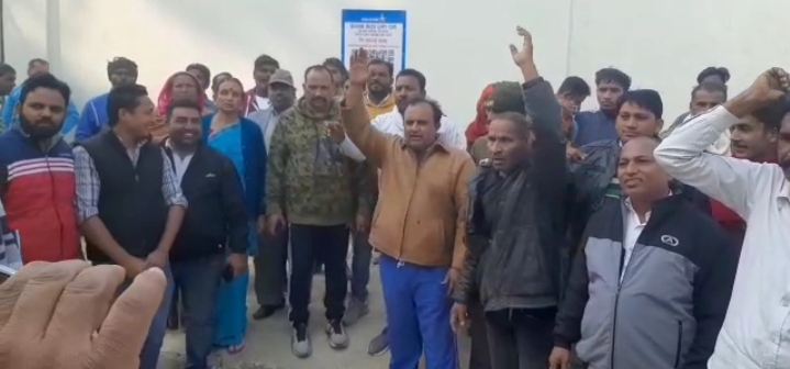 श्रीगंगानगर के सरकारी अस्पताल में विरोध प्रदर्शन करते लोग।