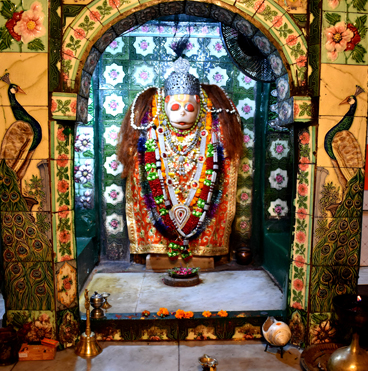 वाराणसी में लगभग 23 हजार से अधिक मंदिर हैं जो धर्मानुरागियों लिए गुणवत्ता का समय बिताने के लिए एक आदर्श स्थान हैं।